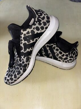 Adidas Leopard Cheetah Print Women’s Size 10 Swift Run Black Beige Athleisure